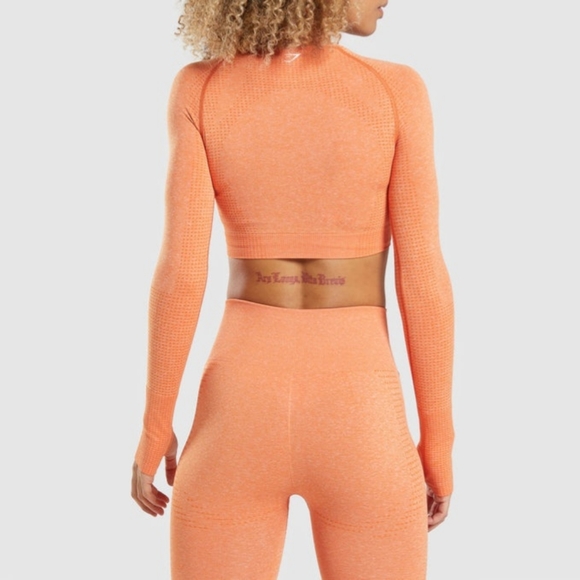 SLEEVE CROP TOP - Picture 2 of 3